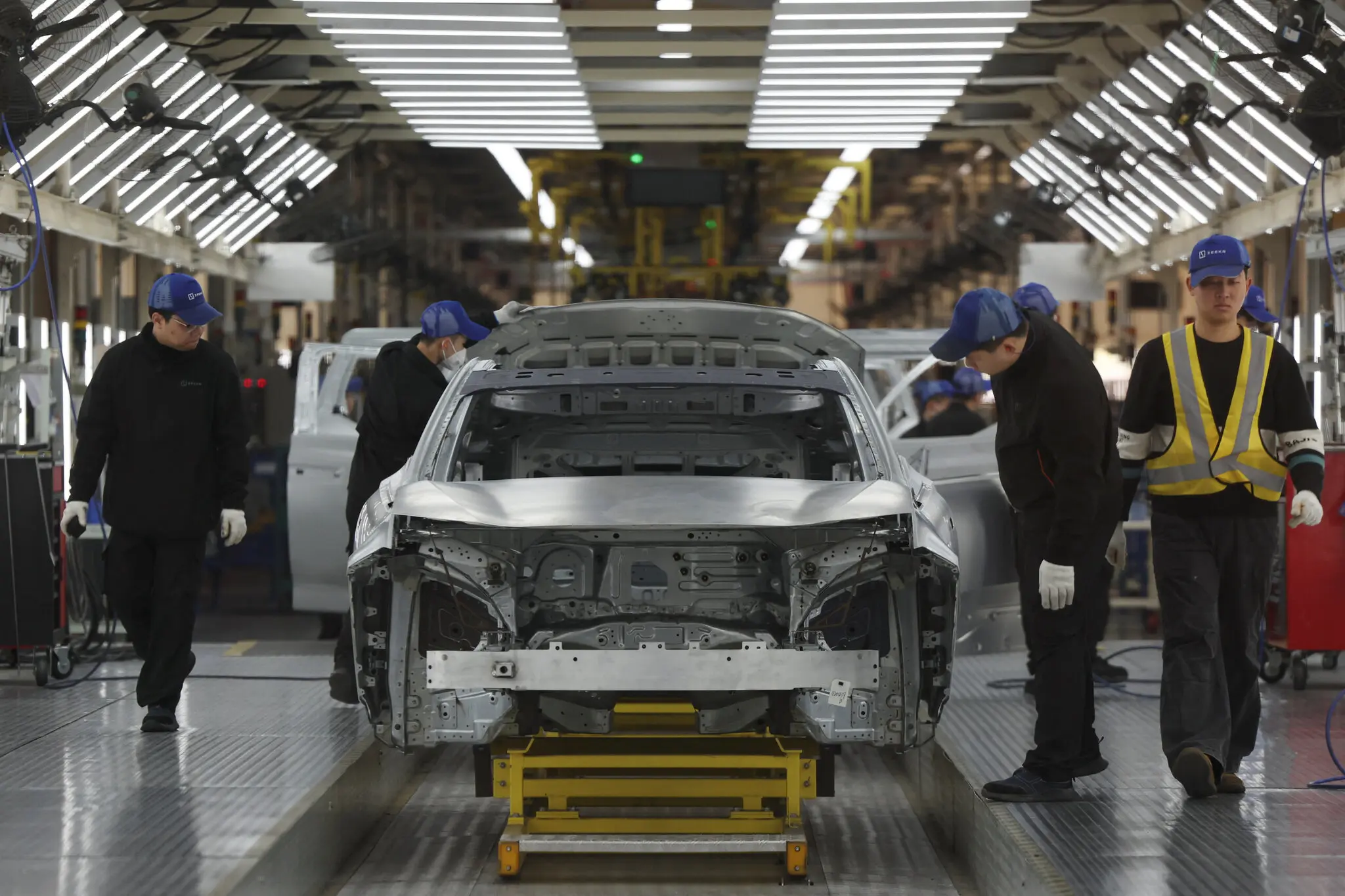 Заборона китайських авто на військових об’єктах Польщі: безпека даних, дрони та нові виклики оборони